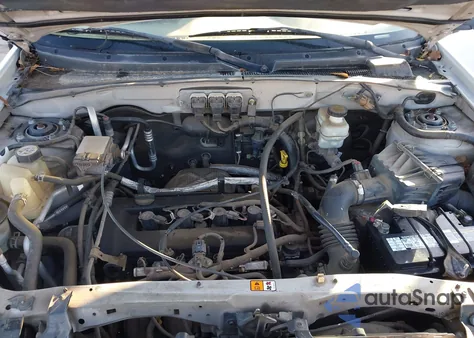 2005 Ford Escape Xls z USA, uszkodzony, nr VIN 1FMYU02Z45KD13174